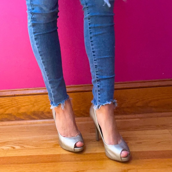 Peep toe, champagne stilettos - Picture 9 of 11